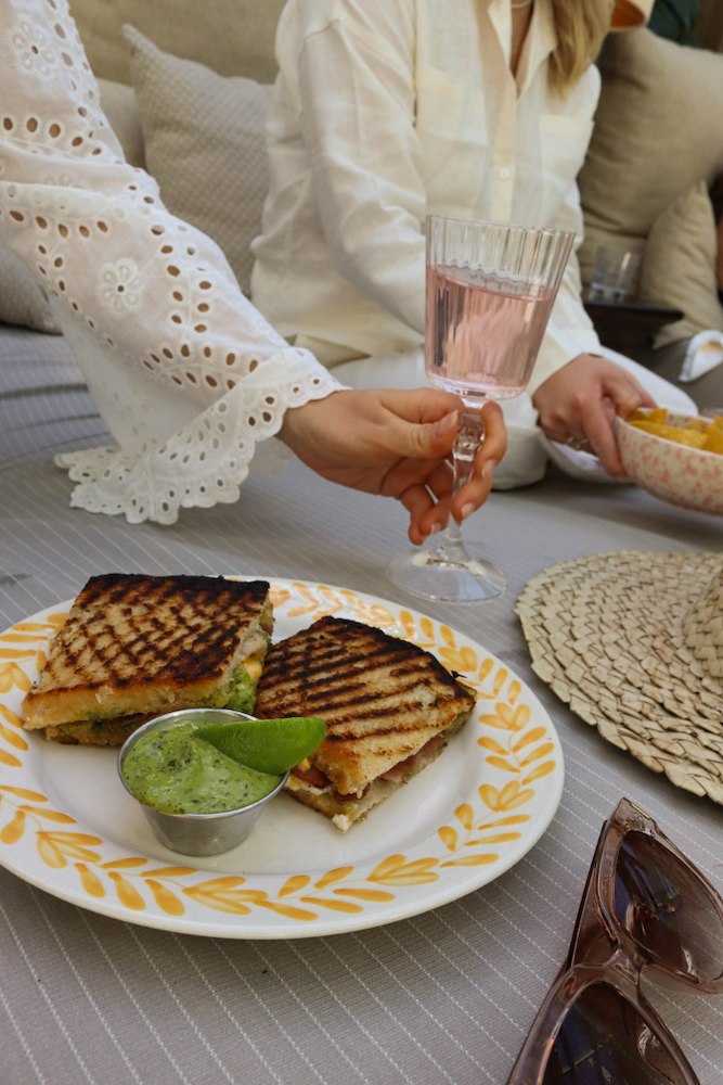 Image of RETREAT & EAT 495:-/p