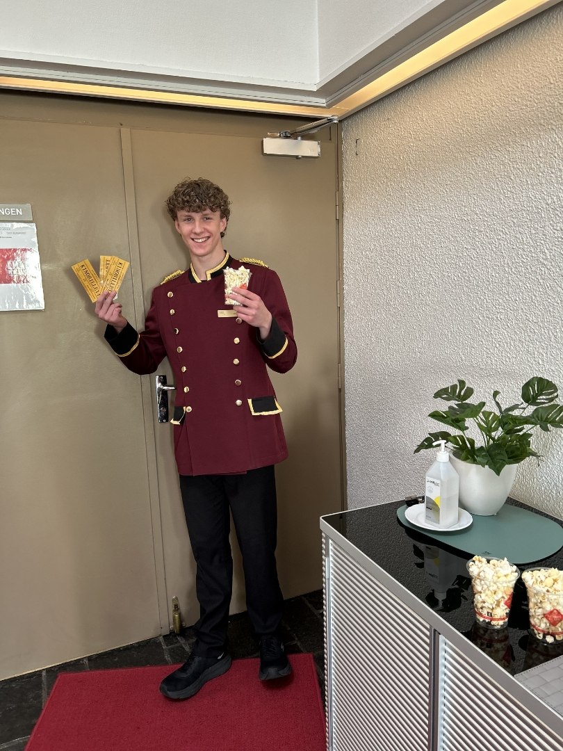 Image of "Goldenticket" til kino for barna