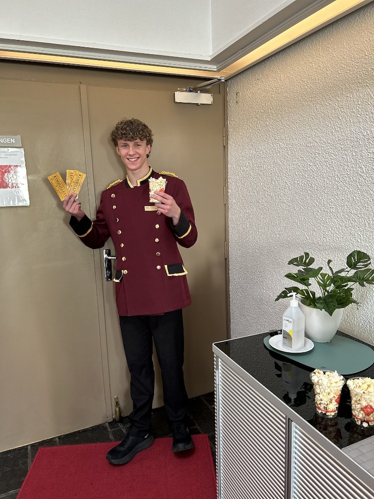 Image of "Goldenticket" til kino for barna