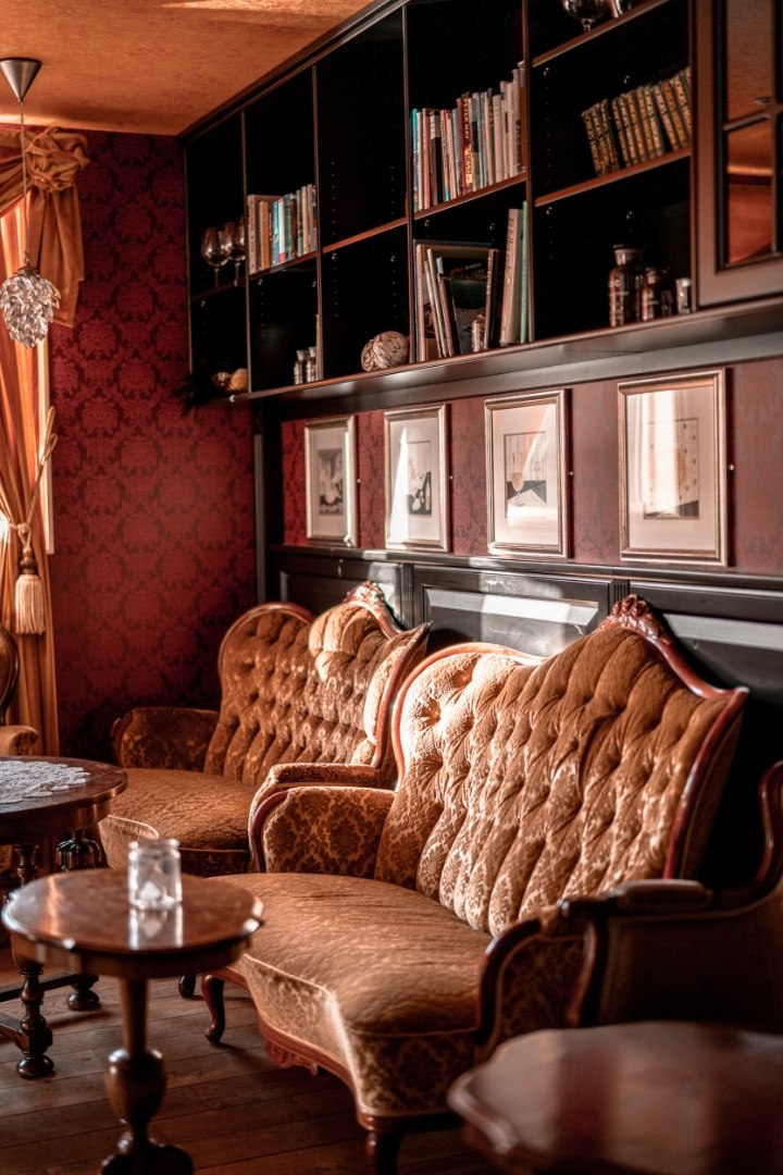 Afternoon moment in the Cognac saloon