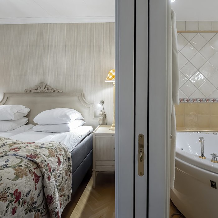 Manor suite