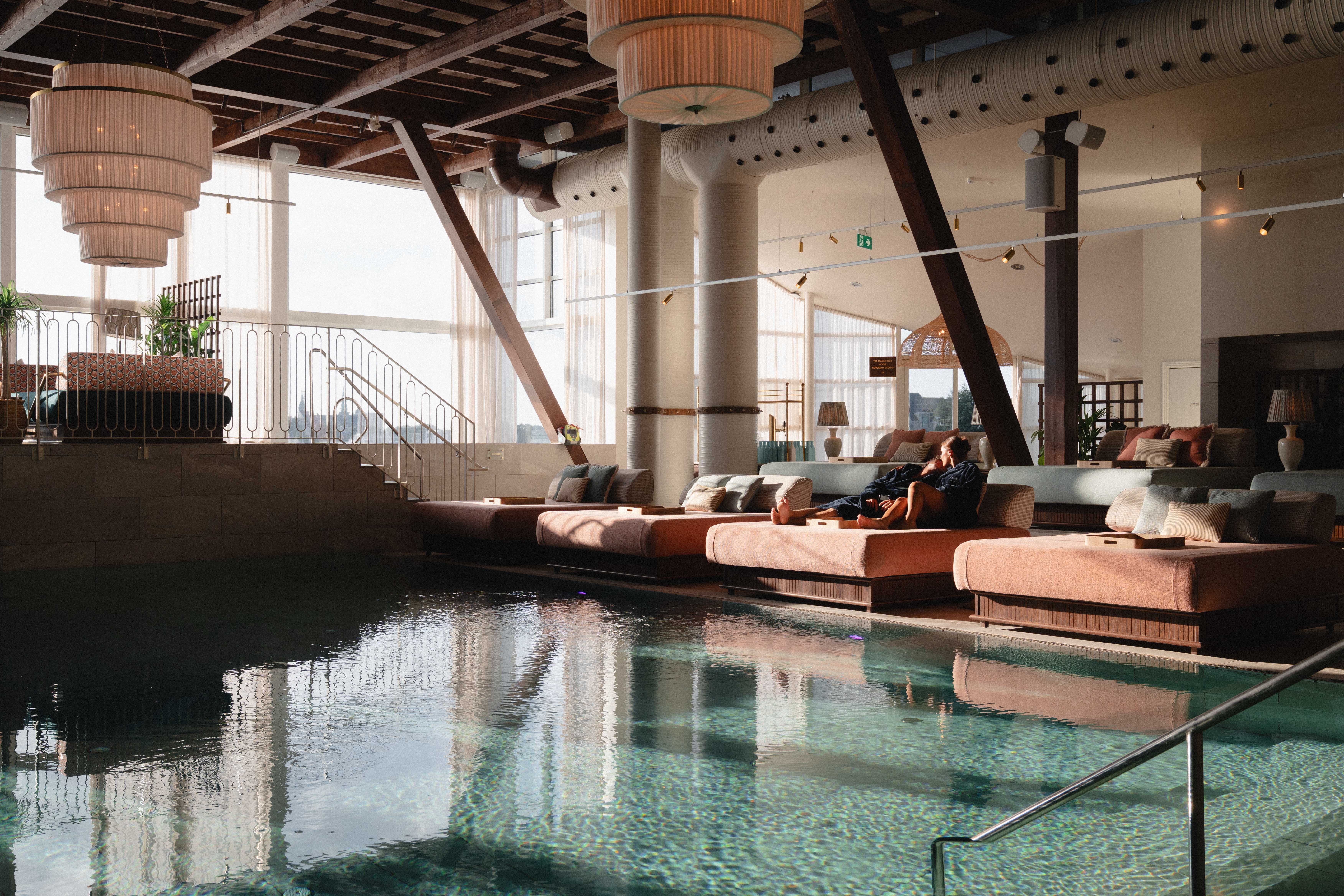 Forkælelse i Pool Club & lækre smagsoplevelser