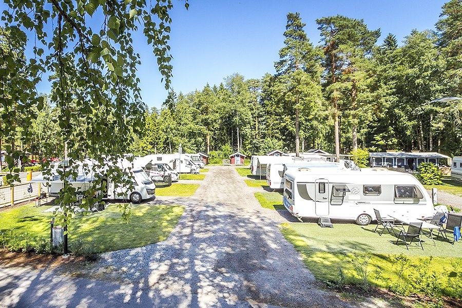Pitch for caravan/motorhome with electricity, water & drainage, max 8.5m