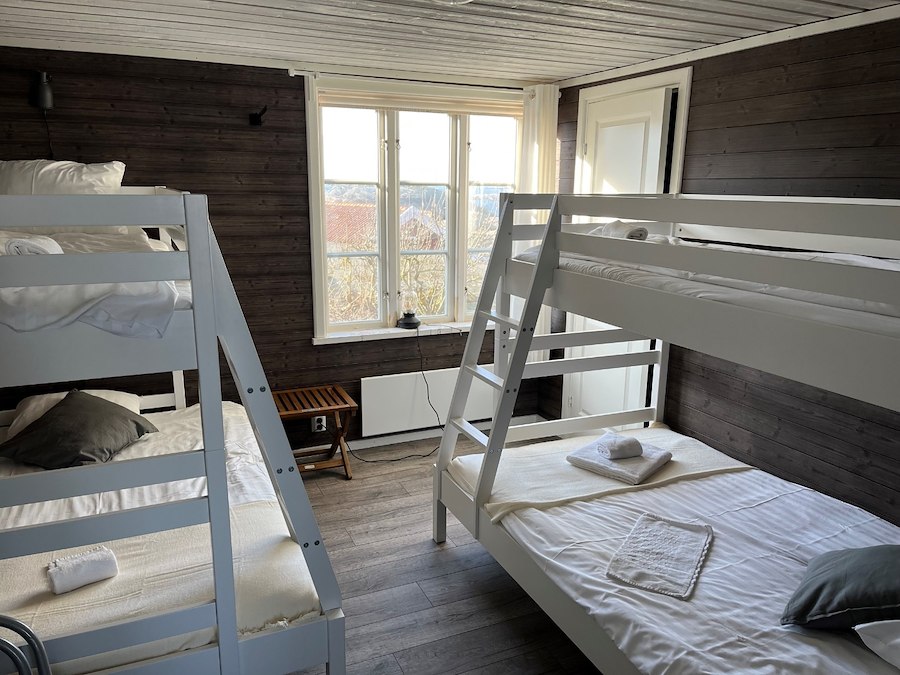 Fyrbäddsrum med eget badrum