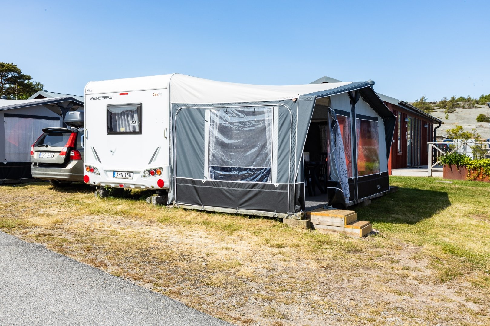 Wohnwagen mit Vorzelt, 4 Schlafplätze