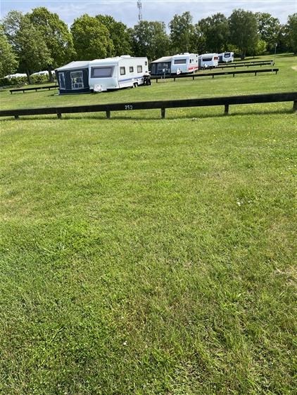 Camping Stellplatz Wohnwagen/Wohnmobil mit Strom Nr. 259