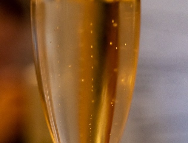 Boka Lets celebrate på Två Skyttlar