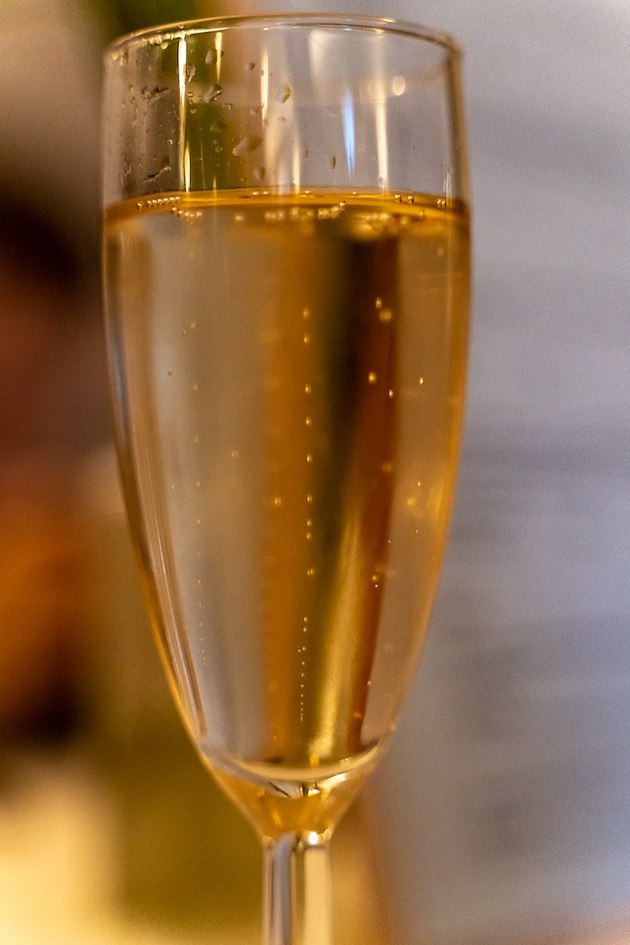 Boka Lets celebrate på Två Skyttlar