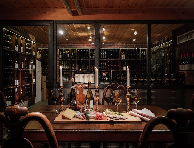 Boka A CLASSIC WINE STAYCATION på Lejondals Slott