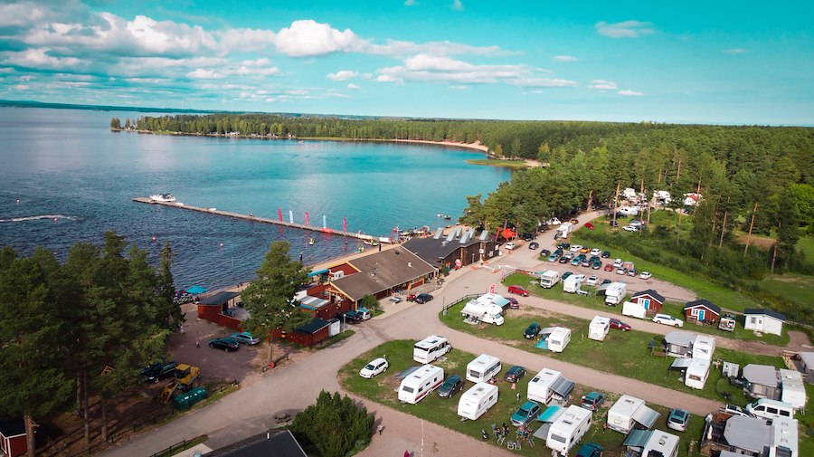 Camping pitch with lake view