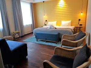 Dubbelrum med säng samt bäddsoffa i Badhotellet