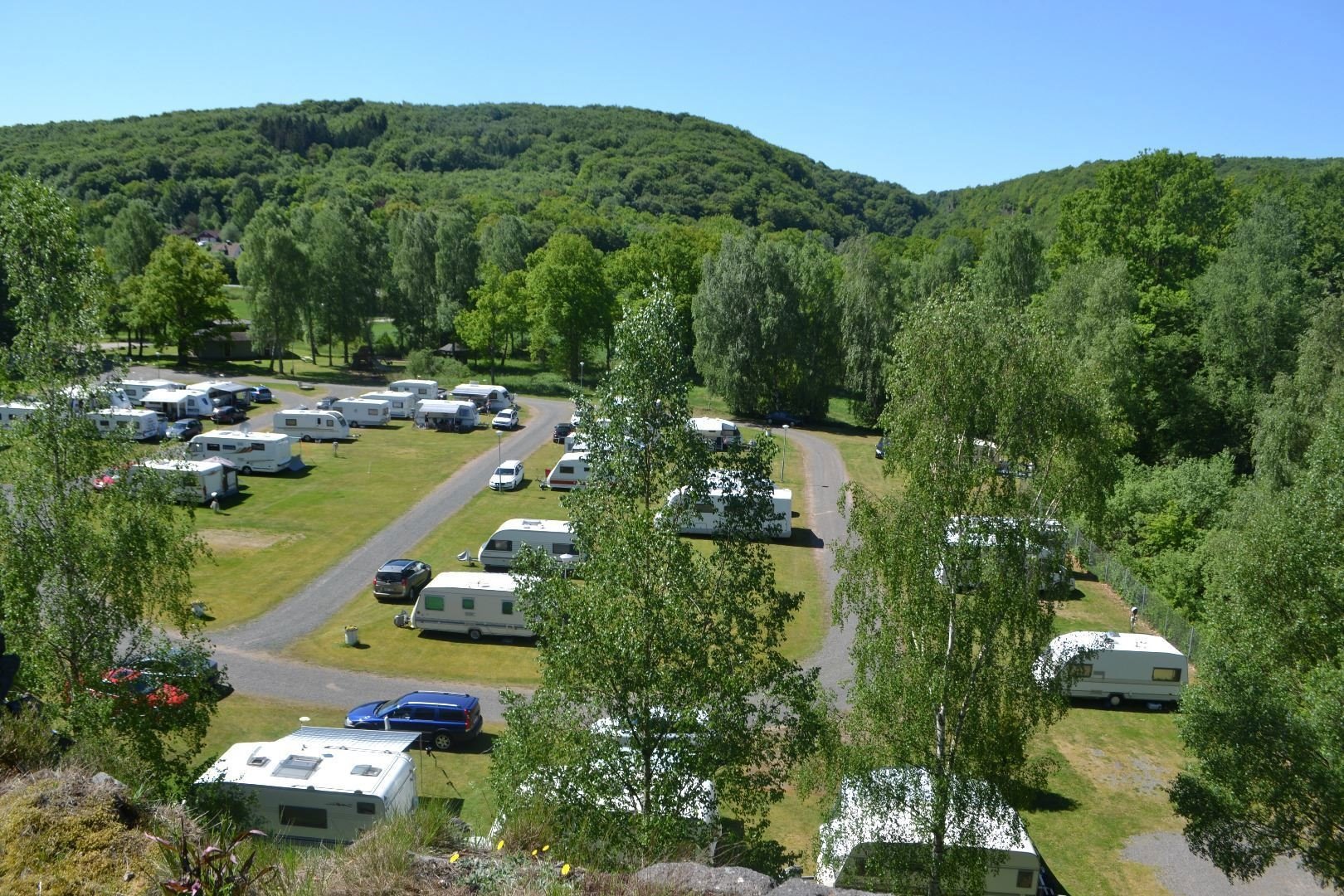 Camping Stellplatz Wohnwagen/Wohnmobil/Zelt (mit Strom)