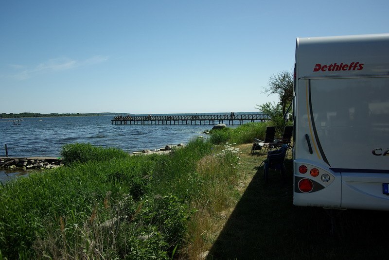 Camping pitch Yellow caravan/motorhome/tent with electricity