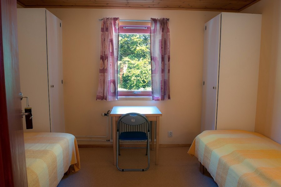 2-bed room