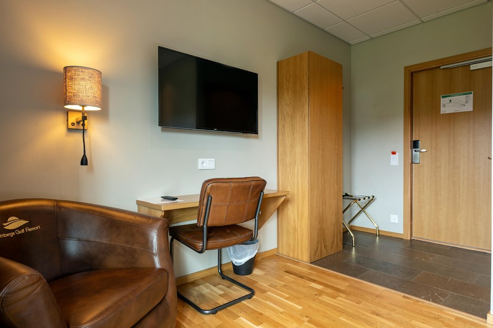 Additional image 2/4 of Standard Plus Queensize-bed