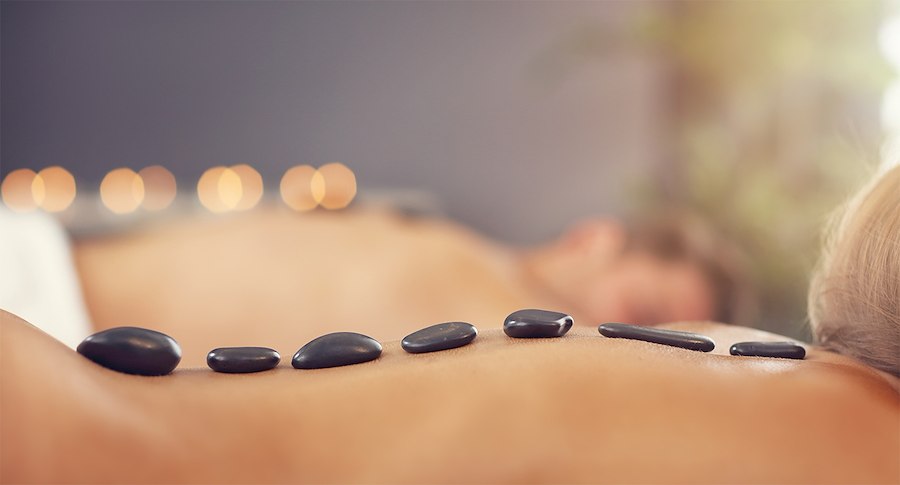 Massage med varma stenar
