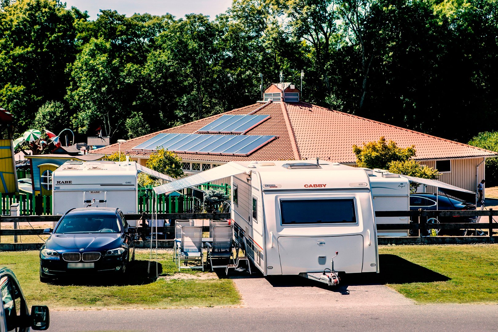 Wohnwagen-/Wohnmobilstellplatz mit Vorzelt (ohne Wände) im Lisebergsbyn