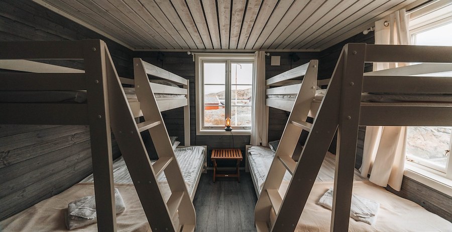 Fyrbäddsrum med eget badrum i hallen