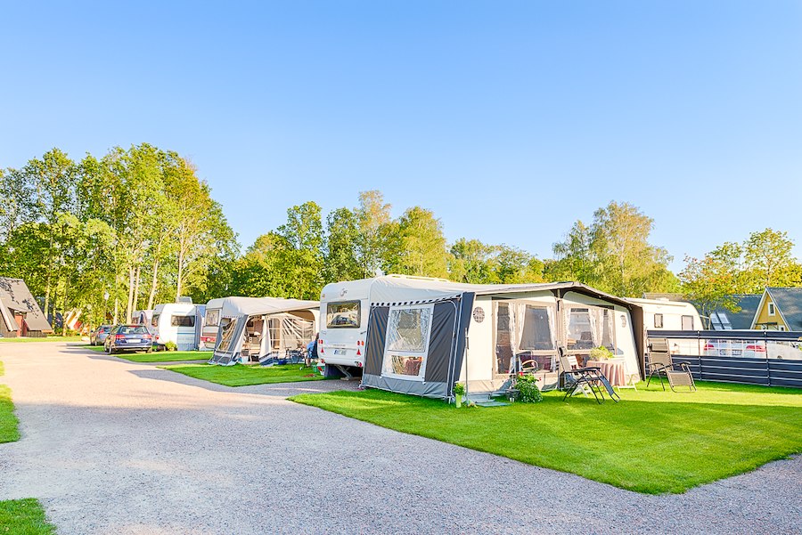 Camping pitch XL caravan/motorhome with electricity/water/tv (Towbar out)