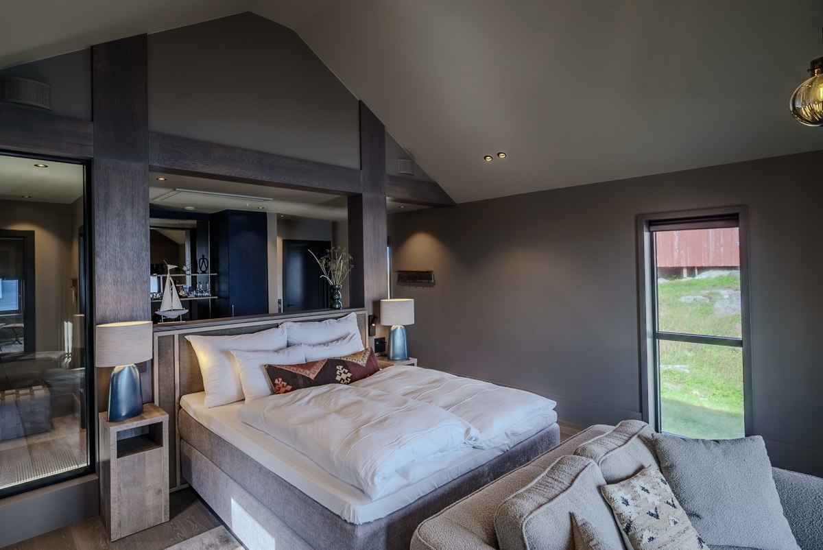 Private suite with mountain view