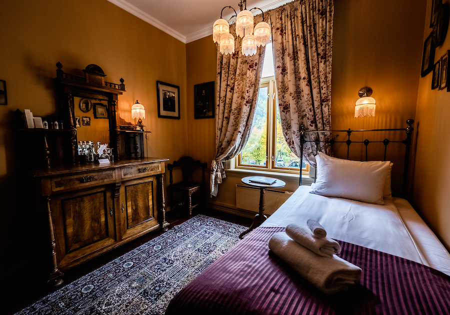 Dalen anno 1894 room without private bathroom.